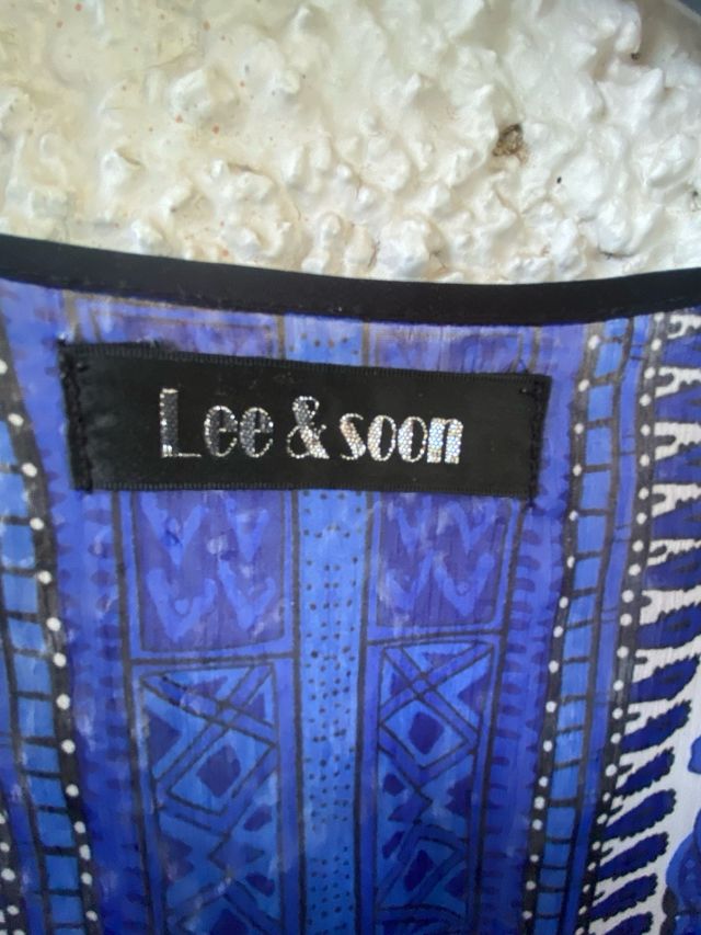 Caftán nuevo azul y blanco con pedrería A ESTRENAR