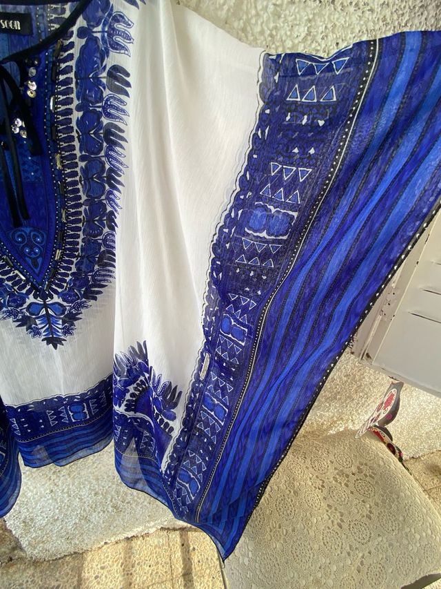 Caftán nuevo azul y blanco con pedrería A ESTRENAR