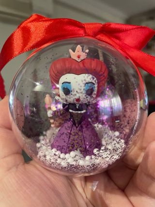 Bola de Navidad Reina Corazones y sombrerero