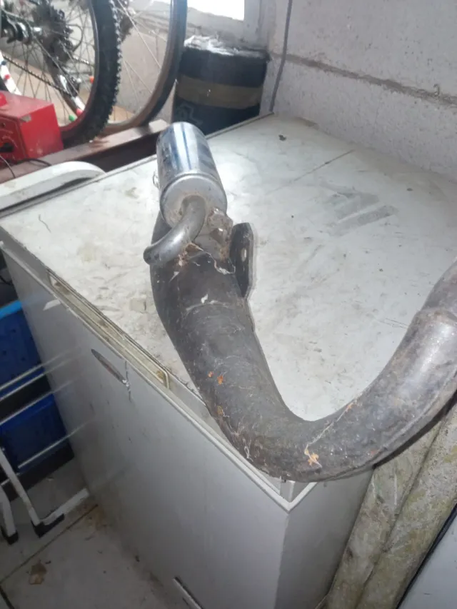 Tubo de escape azul y negro