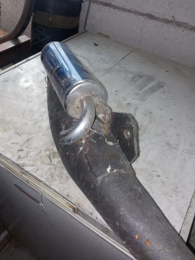 Tubo de escape azul y negro