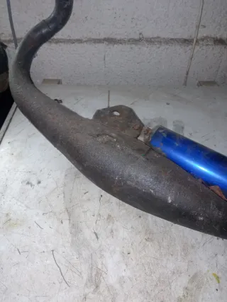 Tubo de escape azul y negro