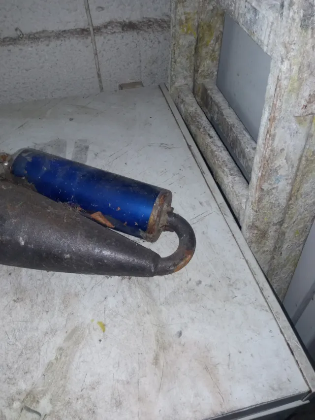 Tubo de escape azul y negro