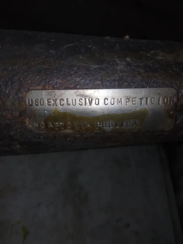 Tubo de escape azul y negro