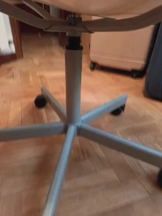 Silla giratoria blanca