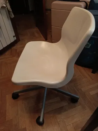 Silla giratoria blanca