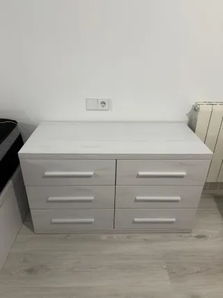 Cómoda 6 cajones blanca y gris + mesa de noche