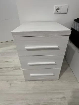 Cómoda 6 cajones blanca y gris + mesa de noche