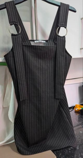 Vestido Peto Pull&Bear o Vestido Mango gris adorno