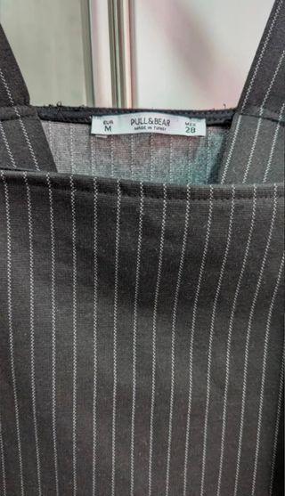 Vestido Peto Pull&Bear o Vestido Mango gris adorno