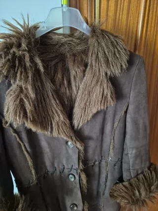 Abrigo ante forrado piel sintética