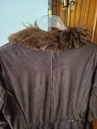 Abrigo ante forrado piel sintética