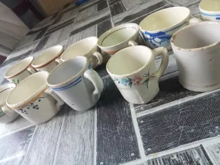 Juego de tazas de cerámica antiguas