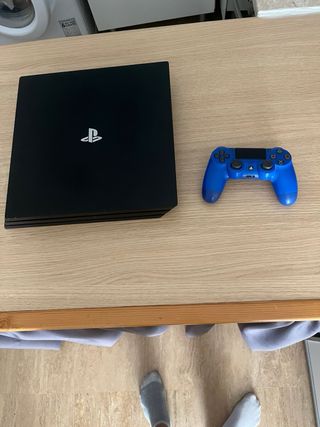 PS4 Pro Sony Negra - Menos de 1 año uso