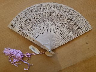Ventaglio orientale in legno intagliato