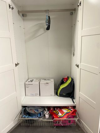 Armario blanco con tiradores rosas