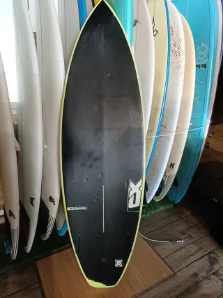 Tabla de surf rosa con rayas negras. Todo tipos.