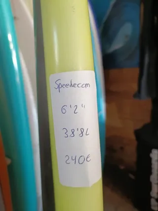 Tabla de surf rosa con rayas negras. Todo tipos.