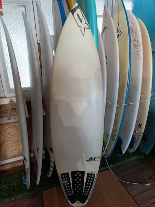 Tabla de surf rosa con rayas negras. Todo tipos.