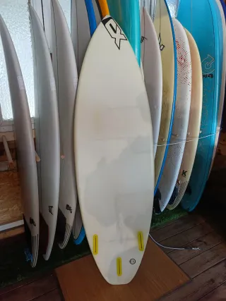 Tabla de surf rosa con rayas negras. Todo tipos.