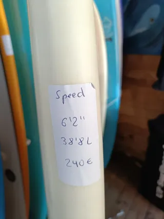 Tabla de surf rosa con rayas negras. Todo tipos.