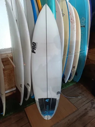 Tabla de surf rosa con rayas negras. Todo tipos.