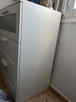 Cómoda Brimnes 3 cajones (1 cristal)