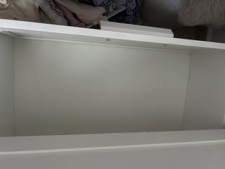 Cómoda Brimnes 3 cajones (1 cristal)