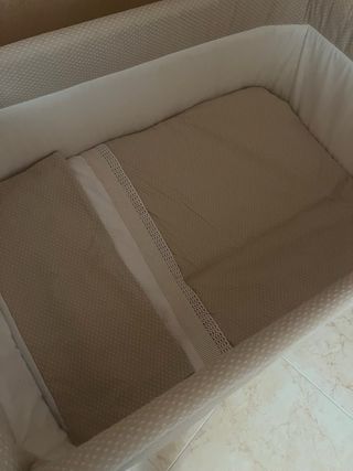 Minicuna blanca con ruedas