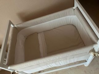 Minicuna blanca con ruedas