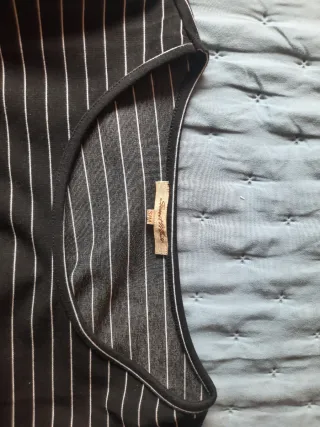 Vestido de rayas grises y blancas