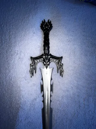 Espada decorativa grabada