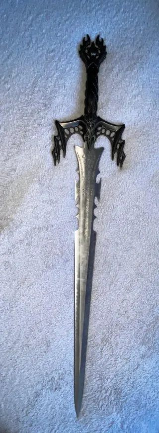 Espada decorativa grabada