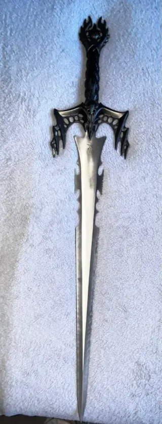 Espada decorativa grabada