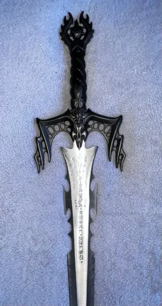 Espada decorativa grabada