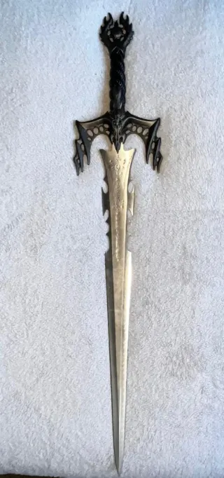 Espada decorativa grabada