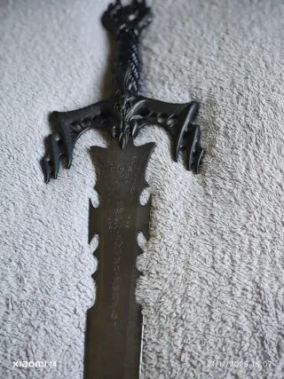 Espada decorativa grabada