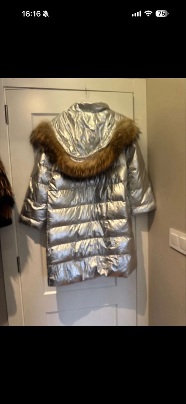 Anorak Goa Paris plateado con cuello de pelo