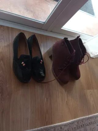 Botas de tacón burdeos y zapatos negros