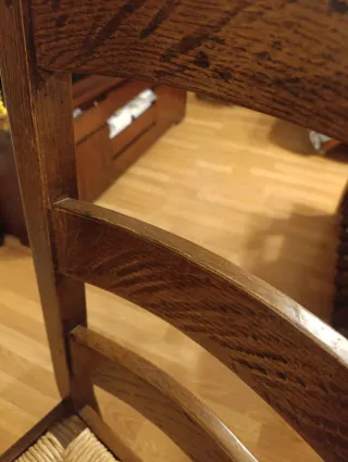 Seis sillas de madera rústica