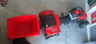 Trattore con pedali rosso con rimorchio