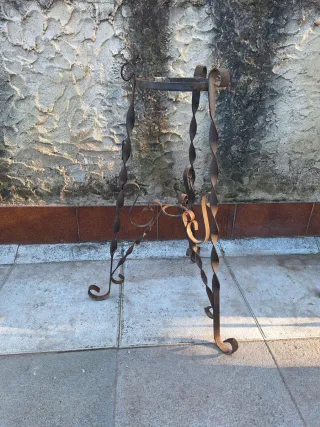 Jardinera antigua de hierro forjado