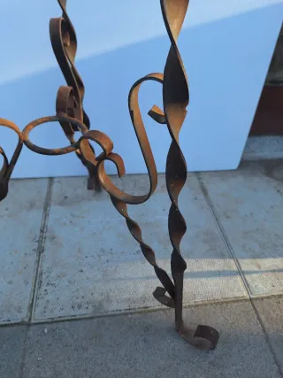 Jardinera antigua de hierro forjado