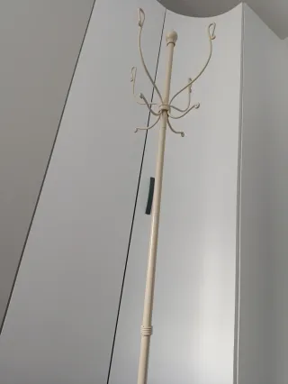 Perchero de pie beige metal