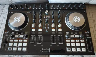 Controladora DJ Traktor Kontrol S4 MK2+ Yo Traktor