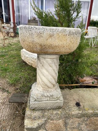 Jardinera de piedra con peana