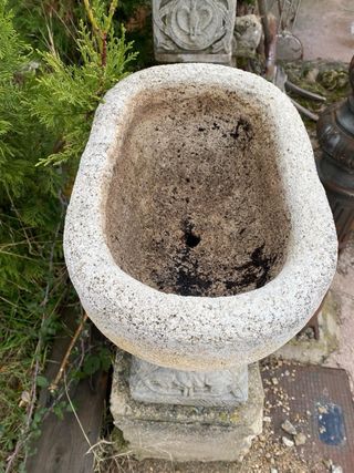 Jardinera de piedra con peana