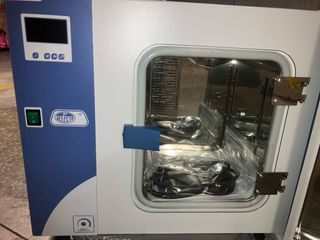 Estufa Bacteriológica y Cultivo incubado.