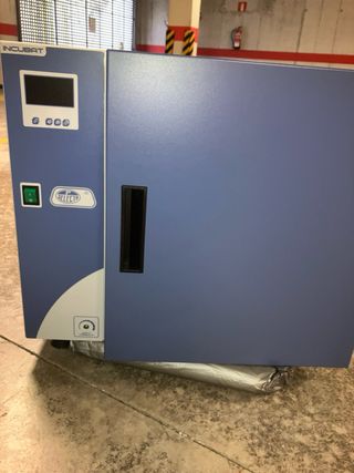 Estufa Bacteriológica y Cultivo incubado.