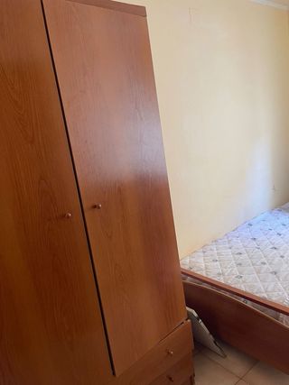 Cama individual, mesita y armario